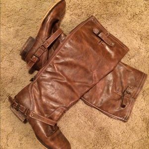 Cute brown boots with zipper